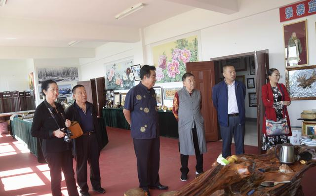 公主岭市书画名家陈晓敏走进东元公司赠送书画