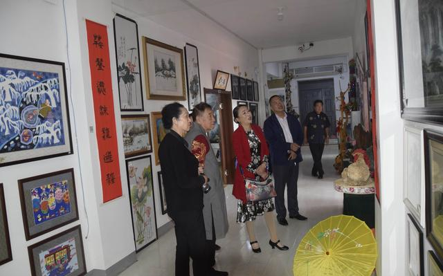 公主岭市书画名家陈晓敏走进东元公司赠送书画